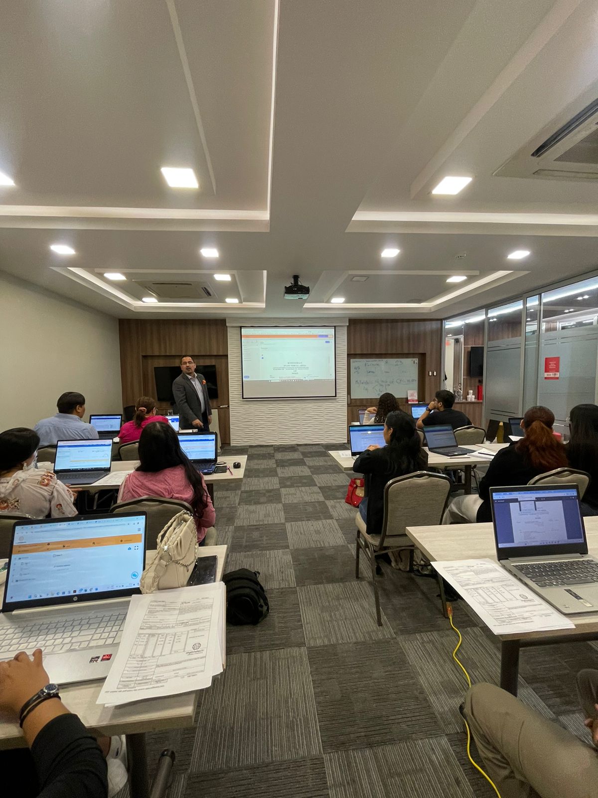 Vista del aula con participantes de una capacitación de My Intelecto